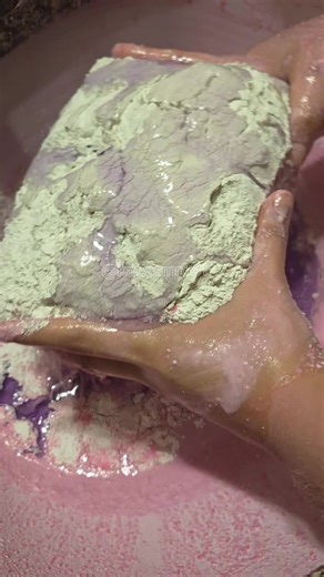 💜🩷 Happy birthday 🎂 🥳 @MaryFaith Brown !!!! I hope you have an amazing day! first time using @𝜗𝜚ᢉ𐭩Sweetheart_sarahᢉ𐭩𝜗𝜚 color powder in a combo! its so pretty! I wished my phone picked up the color better 😩 it was so bright in person, I just HAD to save a bottle 😌 im also breaking in my new @SoapySunShine sponge! been wanting a cheese sponge for the longest 😩🤌🏻 SN: I did powderplay with the pink powder, but because my sponge wasn't broken in, I struggled 💀 so ignore the pink powde