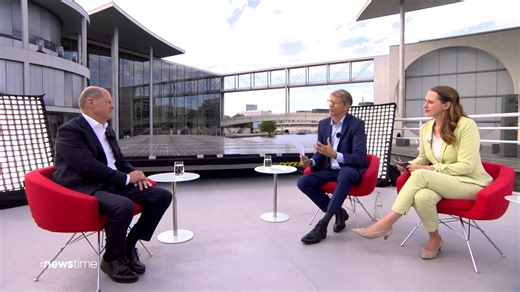 Hunderte Bürger:innen kamen am Sonntag (20. August) in Berlin zum Tag der offenen Tür ins Kanzleramt. Im Anschluss stellte sich der Bundeskanzler auf einem Solarboot mitten im Regierungsviertel den Fragen von :newstime SPEZIAL. | newstime