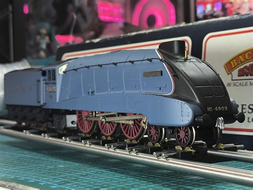 伦敦东北铁路A4级4903"游隼"号oo比例火车模型跑车