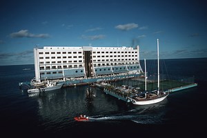 La strana storia dell’unico hotel galleggiante al mondo, diventato una nave fantasma in Corea del Nord