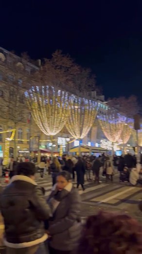 Ambiance sur les Champs-Elysées Atmosphere on the Champs-Elysées Crédit Video IG @gordon_pablo Follow us on IG: @champselysees_paris www.champselysees-paris.com © Paris, Always an Amazing idea! #paris #champselysees #avenuedeschampselysees #illuminations #nouvelan
