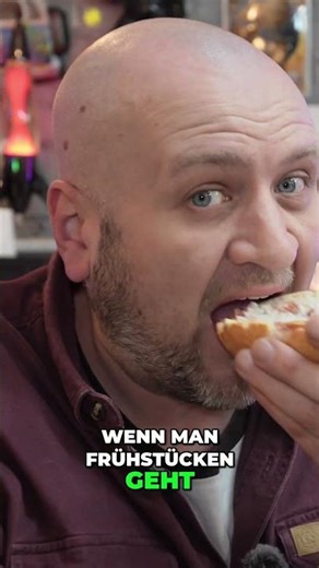 Mettbrötchen Profi shows how it should be done with onions!