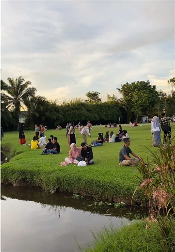 Café Pontianak: Golv by Petite Monster