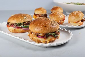 36K views · 278 reactions | Cheesy Beef Sliders ik munfarid aur bohat mazedar recipe hai. Abb banaein resturant jaisa khana ghar pe. #CheesyBeefSliders #MasalaTV #MasalaRecipes | Masala TV | Facebook