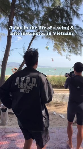 Join me in a day as a wing foil and kitesurf instructor in Vietnam. During our winter camp in Phan Rang 🌅🏄‍♂️☀️🛵🥢🍲🧋🇻🇳 #kitesurfingworld #wingfoil #lifeinvietnam #dayinthelife #watersportsinstructor