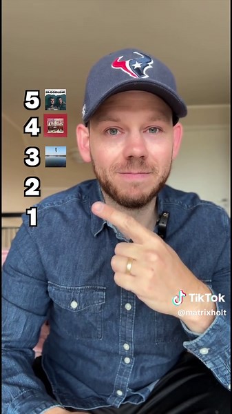 Topp 5 countrylåter jeg hører på om dagen 🤠🎸 5) Bloodline - Alex Warren ft Jelly Roll 4) Pink Skies - Zach Bryan 3) Nosedive - Post Malone ft Lainey Wilson 2) Hell at Night - Ella Langley ft BigXthaPlug 1) I’m the Problem (album) - Morgan Wallen