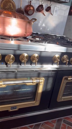 ✨🌞 48" Big Chill Classic Stove with Brushed Brass, taking in that magical winter morning sun. Happy Kitchen, Happy Home! www.bigchill.com #stove #midcenturystyle #retrocool #vintage #midcentury ⁣ #kitchenremodel #stove #kitchensofinstagram | Big Chill Appliances