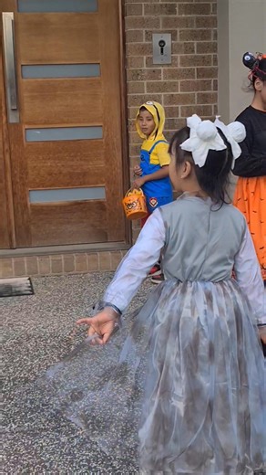 Loads of candies to collect, walking for sweets! #halloween2025 #treats #kidsfun #trickortreat | Melissa J Bannawe