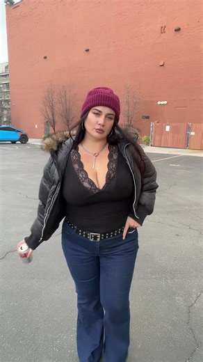 With the pink gold rims and the big gold hoops 💅 I’m obsessed with this song @sunshinebenzi 😩