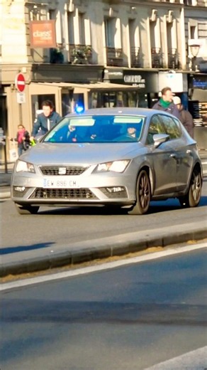 🚨 Unmarked Police Cars Racing Through Paris
