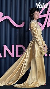 Ce 1er décembre, le Royal Albert Hall s’est métamorphosé en sanctuaire du style, accueillant les personnalités les plus influentes de la mode pour une soirée d’élégance absolue. Et évidemment… nos favorites Sharon Stone et Lily Allen ont brillé comme jamais. Sharon Stone, impériale, a revisité le tailoring avec audace : un ensemble python beige, blazer structuré et pantalon ample, complété par une chemise immaculée, une cravate-bijou scintillante et un manteau en fausse fourrure. Une vision mode