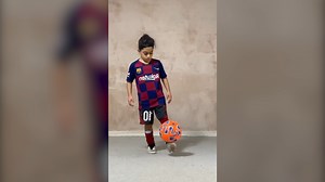 Learn Football Tricks With Arat | Arat Hosseini Want more? Subscribe to Arat's channel! https://www.youtube.com/channel/UCJ_79pR07FaiAnyFz9qExCg For media enquiries or collaborations 📧 email arat@igd.agency. | Arat Hosseini