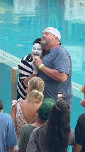 Wait for the surprisingly wholesome ending! Tom the mime Seaworld #seaworldmime #tomthemime