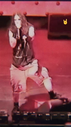 𝕄𝕖𝕥𝕒𝕝_𝕤𝕥𝕠𝕣𝕞666 on Instagram: "Pantera – Primal Concrete Sledge (Live in Minneapolis, 2001) Minneapolis, 2001. Pantera no estaba tocando un concierto: estaba ejecutando una sentencia. Primal Concrete Sledge nació en Cowboys from Hell (1990) como una declaración de guerra al metal domesticado, y en directo se convirtió en una apisonadora sin frenos. Ese riff inicial es puro acero, la batería de Vinnie Paul golpea como maquinaria pesada y Dimebag Darrell convierte cada nota en un arma, co