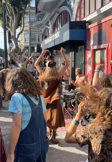 More footage of Haight from Bobby’s unofficial celebration of life on 1/11 ⚡️ band playing is OKEBA ⚡️video credit Zaigam, owner of FURTHER - shoutout to him for letting us set up in front of his shop. Next time you’re on Haight go check it out! One of a kind patchwork & dyes, beautiful clothing 💛 #bobweir #haight #deadheads #dancing #hippies