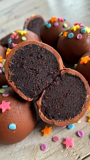 Fitwaffle Kitchen | Eloise on Instagram: "CHOCOLATE FUDGE CAKE BALLS 😍 (aka cake pops without the stick) Chocolate fudge cake, mixed with rich chocolate fudge icing, coated in milk chocolate 🤤 If you love chocolate cake and you’re looking for something fun and easy to make this weekend, you gotta try these cake balls 🙌 Sound on for full instructions and tips 🔉 All you need is: 1 box chocolate cake mix (+ ingredients stated on the box) 100g chocolate fudge icing 250g milk chocolate, melted Sp