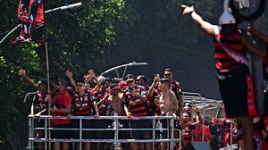 Torcida do Flamengo recebe elenco campeão da Libertadores no Rio