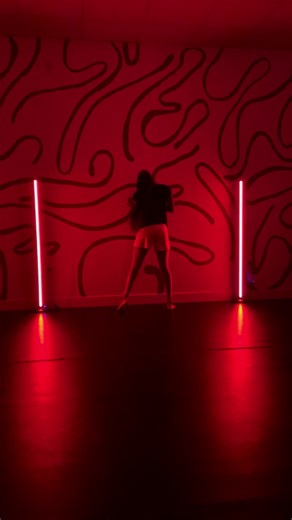 Felt the heat in class tonight! Thank you @Carlton for this fire combo! 🔥 Dancer: @Mercedes 💕✨