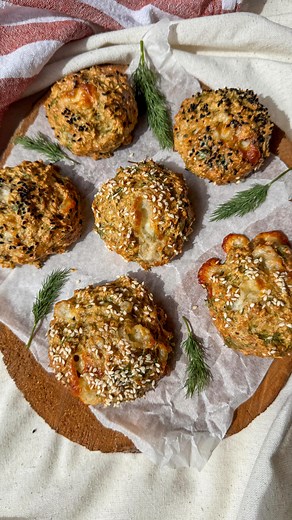 Gülden Bolatoğlu on Instagram: "FİT YULAF POĞAÇA!❤️‍🔥 Aceleyle evden çıkılan sabahlarda kurtarıcınız olacak; hazırlaması pratik, tok tutan ve çok lezzetli! Karıştır, şekil ver, fırına at. Hepsi bu kadar 👍🏻 İster işe götür, ister çocuğunun beslenmesine koy. Bir kez deneyen hep yapıyor🥰 Daha sonra denemek için kaydetmeyi unutma!❤️ 🔖Malzemeler ve Yapılış: * Yulaf Ezmesi - 2 su bardağı dolusu (ben ince öğütülmüş glutensiz tercih ettim) * 2 adeti yumurta * 3 yemek kaşığı yoğurt * Dereotu * Peyn