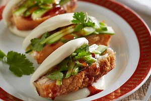 How to make crispy pork belly steamed bao buns at home