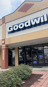 Who doesn’t love a good vintage denim? Whether it’s a perfectly worn-in jacket, a pair of high-waisted jeans, or a classic skirt, vintage denim never goes out of style. These pieces were waiting to be chosen’ . . . #thrifted #thriftstorefinds #goodwill #goodwillfinds #refahion #recycle #vintage denim | Diva's Vault