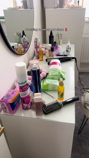 243K views · 2.5K reactions | Dressing room speed clean ✨...#interiorstyling #dailyvlog #refresh #neutralinteriors #homedecor #dailyroutine #cleaningtips #minivlog #motivationreel #homeinterior4all #neutraldecor #cleanhome #organise #cleaningmotivation #mrshinch #cleaningaccount #speedclean #ukhomestyle #joyofclean #cleaning #cleaningmotivation #cleanandtidyhome #cleaning #cleanwithme #cleaninghacks | Thecosyneutralhome | Facebook