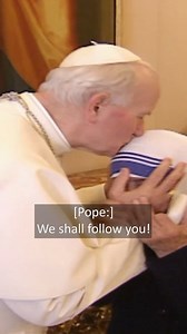 1.3M views · 10K reactions | Un día como hoy de 1991, el Papa San Juan Pablo II se reunió con Santa Teresa de Calcuta. La Madre Teresa regaló al Papa polaco una cruz pectoral de Albania y él saludó a varias de sus Misioneras de la Caridad que estaban sirviendo a los pobres en varias partes del mundo. Vatican News | Exaudi en español | Facebook