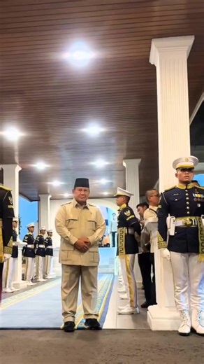 Bapak Presiden Prabowo Subianto mengumpulkan para presiden dan wakil presiden terdahulu serta ketua umum partai politik parlemen untuk meminta pandangan terkait kondisi nasional terkini. Tokoh yang hadir antara lain Susilo Bambang Yudhoyono, Joko Widodo, Jusuf Kalla, Boediono, dan Ma'ruf Amin. Sejumlah ketua umum partai politik turut hadir, di antaranya Surya Paloh, Bahlil Lahadalia, Muhaimin Iskandar, Al Muzzammil Yusuf, Zulkifli Hasan, serta Agus Harimurti Yudhoyono. Hadir pula jajaran menteri