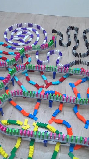 Impressive Domino Falling Video