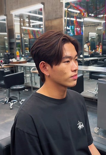 Cut & Highlight by @nutratcha.v Thank you our client for coming Reserve an appointment with us 🤞🏻👄 - Tel : 064 623 6546 - Line official : @turhairsalon How to get to TUR 📍 - BTS Phrompong Exit 4 - 19 Soi Attakawee 1 (End of the Soi Singfah School) - Carpark are available at the new salon 🚗🚗🚗 #อยู่ที่เธอ #บอกเธอต่อ #turhairsalon #hairbytur #teamtur #เธอแฮร์ซาลอน #TURNEWCONCEPTSALON #newplace #vibewithtur #nutalgic_hair #turcut #turhighlight . #besthairsaloninbangkok #hairstylist #hairstyle