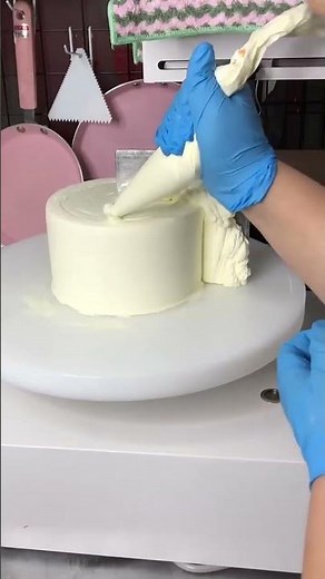 Electric Cake Turntable in Action: Smooth Spins for Easy Decorating