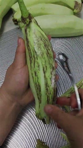 Use a vegetable peeler to peel the young eggplant carefully #vegetables #naturalife#naturalrurallife