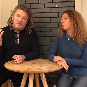 "Ce film est autour de quatre femmes qui ont eu le courage de s'affranchir des règles, qui ont eu envie d'autre chose que ce dont leur famille avait envie pour elles." Entretien avec Olivier Delacroix et Katia Maksym, réalisateurs du documentaire "Elles ont brisé les codes", à voir mardi à 20.50 sur France 5 | Dans les yeux d'Olivier