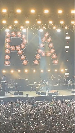 The Crowd Sings Bitter Sweet Symphony – Richard Ashcroft 🔥