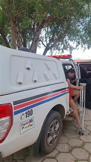 Duas boc@s de fum0 foram estouradas na cidade de Conceição do Lago Açu: a 1- conhecida como “B@ca do Birani” e a 2-B@ca do Rei do Toffe”. Durante a ação policial, cinco pessoas foram pr€s@s, suspeitas de envolvimento com o tr@f¥c0 de dr@g@s — sendo três mulheres e dois homens. Os suspeitos foram conduzidos à delegacia para os procedimentos cabíveis, e o caso segue sendo investigado pelas autoridades competentes. #policia #noticias #tiktok #maisviews #viral