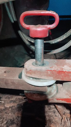 And that is why I always put a clip in !!!!#farmer #farmlife #smallfarm #tractor #manurespreader