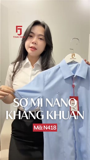 Điểm nhấn thầm lặng nằm ở chất liệu Nano với những đường sọc thẳng mảnh mai chạy dọc thân áo. Những đường như một nét chấm phá khéo léo tạo hiệu ứng thị giác giúp vóc dáng trông gọn gàng hơn, mang lại cảm giác bề mặt vải có chiều sâu, hiện đại và cao cấp. Sự tinh giản này chính là câu trả lời hoàn hảo cho những ngày nàng cần một nguồn năng lượng tĩnh lặng, tập trung và tự tin nhất. #Thaihoa #somithaihoa #congso #chanvaythaihoa #phongcachcongso | Thái Hòa