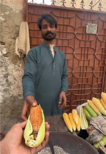Amazing Corn Cooked in HOT SAND 😱🔥| Street Style Corn | Pakistani Street Food Street style corn roasted in HOT SAND 😱🔥 — a classic Pakistani street food snack! 🌽 Smoky, crispy, and insanely delicious, this corn is a must-try for all street food lovers. Watch till the end to see the perfect roast and that satisfying bite moment 👀 Don’t forget to LIKE, SHARE & Follow for more amazing street food videos! Street Style Corn | Roadside Corn | Sand Corn | Corn Cooked in Sand | Sand Roasted Corn |