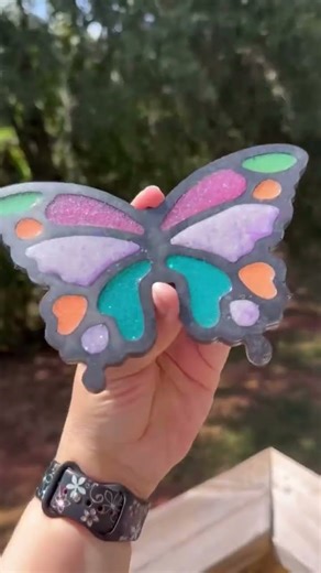 Watch UltraClear Epoxy Form This Colorful Butterfly Resin Art Piece