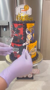 #splitcake #kobebryantcake #michaeljordancake #basketballcake #cakedecorating #cakesbyalejandra | Cakes by Alejandra