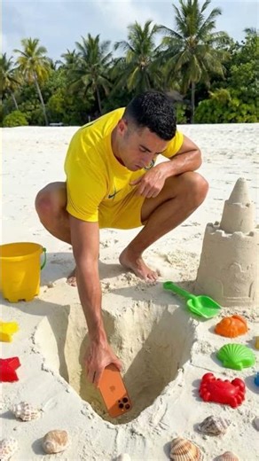 Ronaldo took a heart shaped photo in the sand! #ronaldo #cosplay