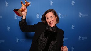 La catalana Carla Simón gana el Oso de Oro de la Berlinale con 'Alcarràs'