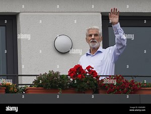 Hamburg, Germany. 05th Oct, 2021. Climate researcher Klaus Hasselmann waves to a photographer from his balcony during a photo and video session. This year's Nobel Prize in Physics goes to the German Klaus Hasselmann, Syukuro Manabe (USA) and the Italian Giorgio Parisi for physical models of the Earth's climate. (to dpa "Physics Nobel Prize for three climate modellers - one German among them") Credit: Marcus Brandt/dpa/Alamy Live News Stock Photo - Alamy