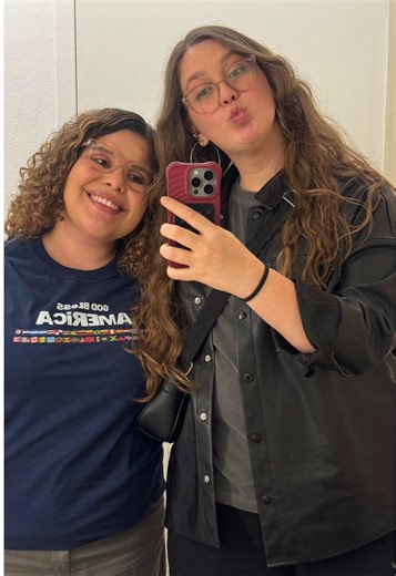 Quem falar de @Wicked Brasil, Myra Ruiz ou Fabi Bang primeiro, paga a conta 😂💚🩷 @Maysa Caires (queria dizer que sou amida desde antes da fama da maysena, viu?) #teatro #teatromusical #humor #fan #wicked