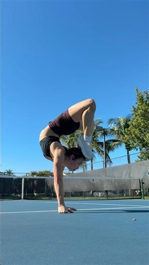Have you tried a scorpion handstand? 🦂 #calisthenics ￼