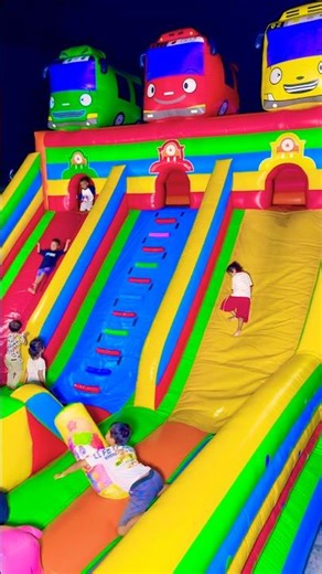 Naik perosotan istana balon mobil bus tayo hijau merah kuning kawan peluk samsak badut #cocomelon