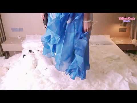Two girls Pillow Crushing & Feather Destruction | 踩踏撕碎羽绒枕头大战