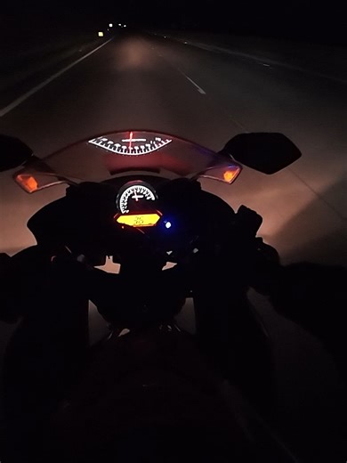 cbr125 vs yzf125, dropped a gear and went absolutely no where. cbr still the goat though #cbr #yzf #125 #40roll #motorbike #nightride #ridewithbro @yam.r125