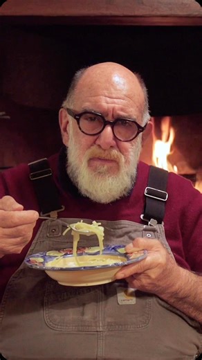 Giorgione Orto e Cucina on Instagram: "Un pensierino serale per ricordarvi che le cose buone sono quelle semplici. Uno sdigiunino di mezzanotte con pastina in brodo, una dose generosa di stracchino e per un attimo passa tutto. Nelle storie il link al video di questa ricettina"