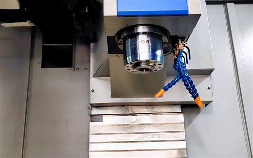 856加工中心采用高精度的线轨及丝杠，机床具有更好的动态响应性，可以实现高速切削，低速无爬行，在5G、精密零件、3C产品、五金、汽配、医疗器械行业得到广泛